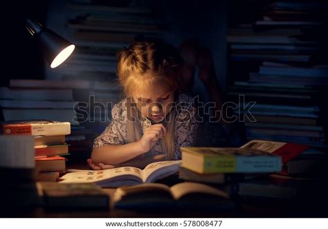 Una Linda Niña Leyendo Un Libro En El Suelo Debajo De La Lámpara Los