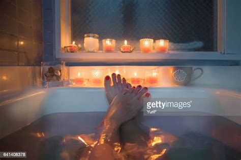 female leg bath fotografias e filmes do acervo getty images