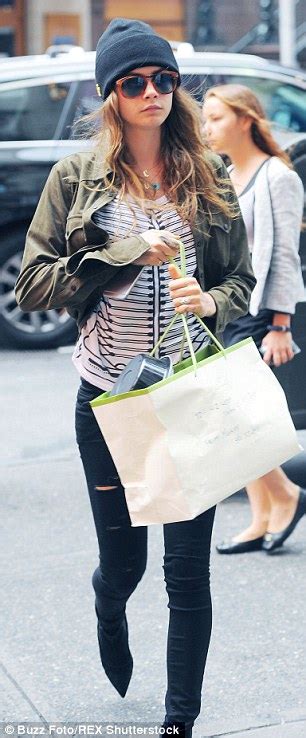 Cara Delevingne Goes Incognito In Flattering Skinny Jeans In New York Daily Mail Online