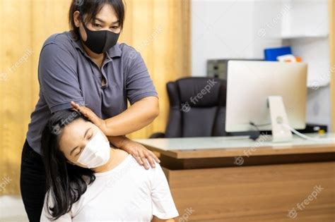 Mulher Asiática Em Quarentena Faz Massagem Em Casa Com Máscara Facial Foto Premium