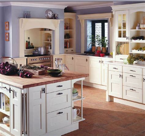 This kitchen cabinet model has a cozy, timeless and homely feel, just like traditional style cabinets, often with beatboard and other decorative elements (glass or tin). English Country Style Kitchens
