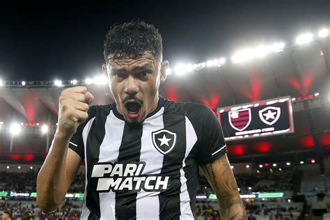 Artilheiro E Garçom A Influência De Tiquinho Soares No Botafogo Placar O Futebol Sem