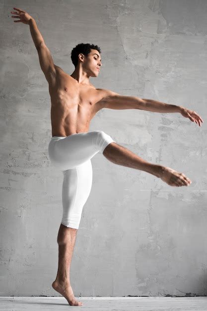 Vue Latérale Du Danseur De Ballet Masculin Torse Nu Photo Gratuite