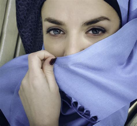 Muzułmańska Dziewczyna Młoda Arabska Kobieta W Hijab Jaszmak Obraz Stock Obraz Złożonej Z