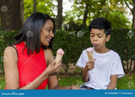Madre E Hijo Disfrutando Comiendo Helados Juntos Al Aire Libre En Un