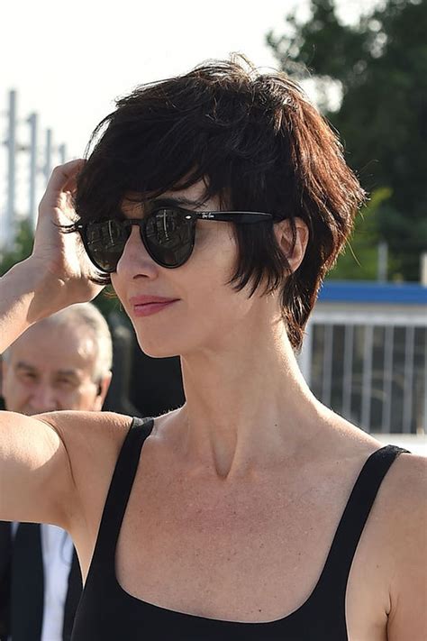 Short and messy hairstyles can give you the rough and tough vibe you always dreamt of. Short messy pixie haircut hairstyle ideas 31 - Fashion Best