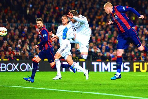 The biggest match of the la liga season as the two best sides in spain, real madrid and fc barcelona, will face each other now on april 10th at . Barcelona vs. Real Madrid: Live Score, Highlights from ...