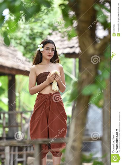 Mooie Thaise Vrouwen Stock Afbeelding Image Of Bloemen 94867635