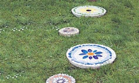 Pflasterung von granitwürfel kosten etwa 100 €/m2, betonpflaster zwischen 20 und 35 €/m2 und waschbetonplatten ca. Bunte Trittsteine für den Garten herstellen mit Mosaik ...