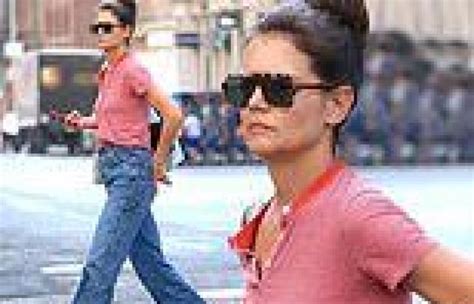 Thursday 22 September 2022 0250 Am Katie Holmes Steps Out In Soho With A Stylish Ensemble On A