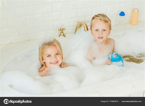 Niños Jugando En Bañera Con Espuma Fotografía De Stock © Allaserebrina