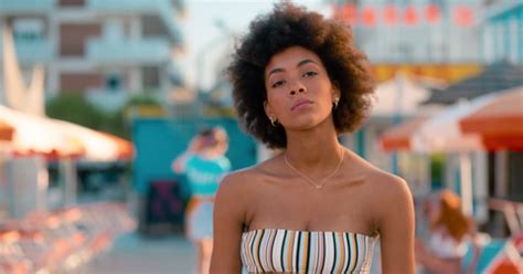 Il duo pop coma_cose ha fatto un cameo nell'episodio 6 della stagione 1 con il titolo mancarsi. Coco Rebecca Edogamhe Is 'Summertime's Breakout Star — Details