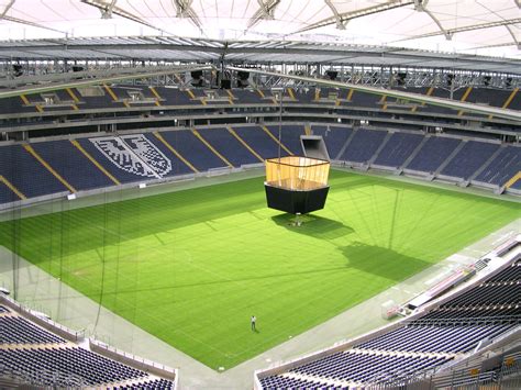52.300 koltuk kapasitesi bulunan stadyum önceleri waldstadion olarak anılırken yapılan sponsorluk. Opiniones de commerzbank arena