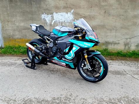 Yamaha product in government & business applications. Umgebautes Motorrad Yamaha YZF-R1 von Dino ...