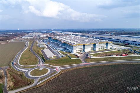 Amazon ogłosił plany otwarcia nowego centrum logistyki o powierzchni ponad 60 tys. Amazon w kwietniu uruchomi centrum logistyczne w Gliwicach. Pracę znajdzie tysiąc osób