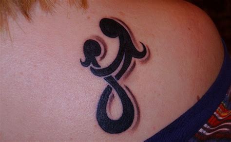 El infinito simboliza que incluso si ya no estamos juntos físicamente, nuestra conexión es infinita. Tatuajes dedicados a las madres (o a los hijos) | Tatuantes