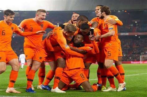 يلتقي منتخب هولندا مع نظيره أوكرانيا، بعد قليل على ملعب كرويف أرينا، ضمن منافسات دور المجموعات لبطولة كأس أمم أوروبايورو 2020، والتي تقام خلال الفترة من 11 يونيو إلى 11. مدرب هولندا يدخل المستشفى في حالة حرجه | أهل مصر