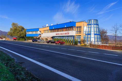 Valea oltului este una dintre traseele rutiere cele mai aglomerate si tranzitate din romania. Motel Blue River - Valea Oltului