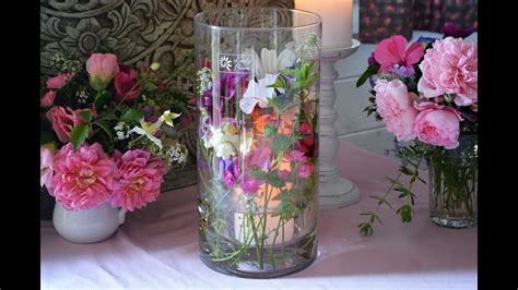 Bei einem solchen garten hinter glas handelt es sich im idealfall um ein geschlossenes ökosystem, in dem alles, was die pflanzen brauchen, wieder zu ihnen zurückkommt. Blumen Garten im Glas: Blumen Arrangement selber machen ...