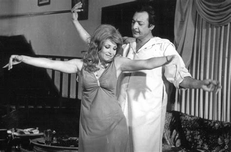 ينفصل سليم عن نازك (صفية العمري) ليتزوج من الأميرة نورهان (سمية الألفي) وتتزوج هي من شابٍ تافه يصغرها سنًا وينتهي الأمر بأن. بدأت حياتها راقصة ومترجمة والزوجة الخائنة سبب طلاقها ...