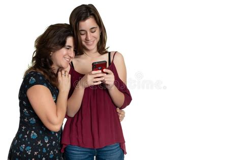 Spaanse Tiener En Haar Hartelijke Moeder Die Een Smartphone Bekijken