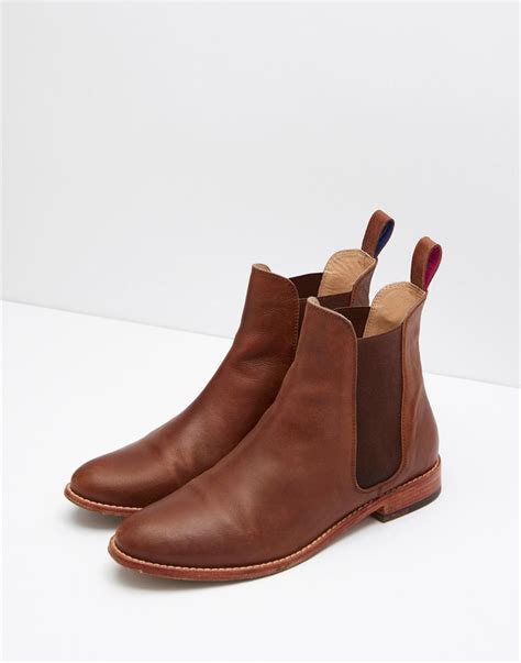 Brown chelsea boots are so versatile, you can wear them with khaki, navy, olive, or tan trousers.6 x research source. Get a bold look with women's leather boots in 2020 | Brown ...