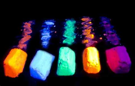 10 Glow In The Dark Tricks That Will Make Your Place Look Trippy