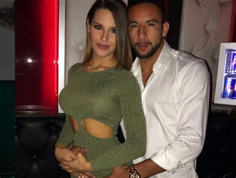 Gala caldirola, extronista y pretendienta de myhyv, ha anunciado en instagram que está esperando un hijo con el futbolista chileno mauricio isla. ¿Se casan Gala Caldirola y Mauricio Isla?