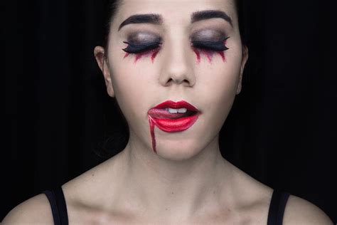 Video De Maquillage De Halloween Facile Et Rapide - Maquillage Halloween facile : comment se déguiser en vampire