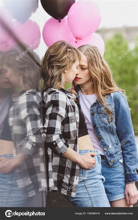Jovem lésbicas casal beijos fotos imagens de DimaBaranow 156088418