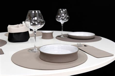 For a more formal setting, add more pieces by bringing additional plates, silverware, glasses and other serving pieces to the table as outlined below. Set de table simili cuir - recto/verso