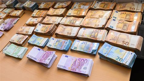 Im video erfahren sie, worauf sie bei diesen banknoten achten müssen. 500 Euro Scheine Stapel / Der Wert Des Bargelds In ...