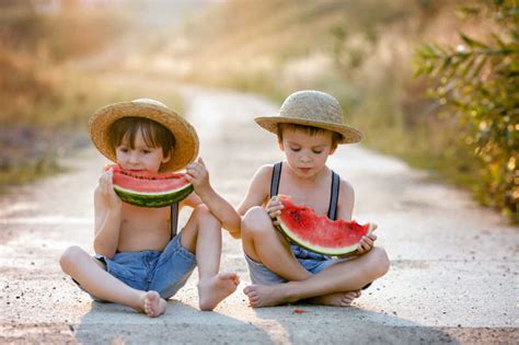 吃西瓜的男孩图片 在乡村小道上吃西瓜的可爱的小男孩素材 高清图片 摄影照片 寻图免费打包下载
