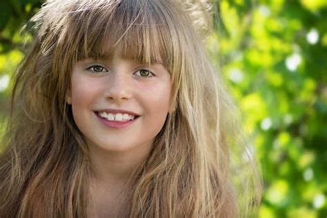 무료 이미지 자연 사람 소녀 사진술 꽃 여자 초상화 모델 어린이 인간의 닫기 표정 헤어 스타일 미소