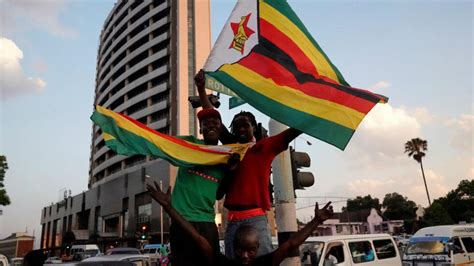 زيمبابوي روبرت موغابي يستقيل ومظاهر فرح تعم شوارع العاصمة
