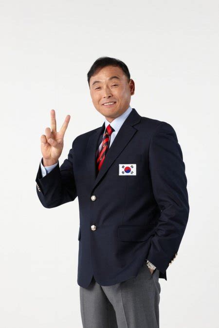 한국의 마라톤 역대 신기록과 최고 기록 보유자 이봉주 선수 이봉주 선수가 현재 희귀질환으로 투병 중에 있습니다. 이봉주 "올림픽 우승은 하늘에서 내려주는 것" : 스포츠동아