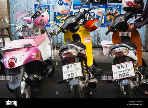Motorrad Scooter Und Helme Thailand Bangkok Asien Asien Thailand Thai