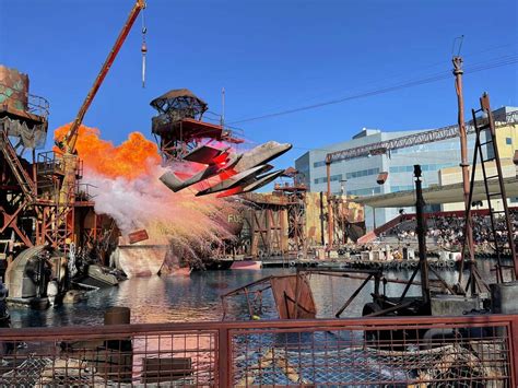 People Are Obsessed With Universal Studios Waterworld Show