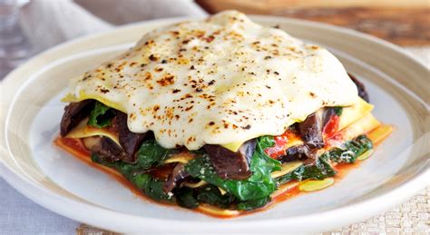 A common extra topping is torn mozzarella, which makes a lovely, melted cheesy layer on top. Lasagne light: 5 idee per restare leggeri con gusto | AIA Food