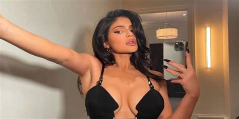 Kylie Jenner Flaunts Her Tremendous Curves On The Beach Via Instagram Newz