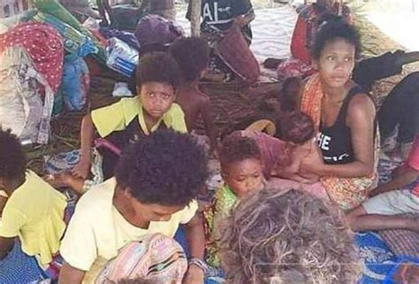 Esoknya, jam 8 pagi, jenazahnya dibakar sesuai adat orang papua di pegunungan tengah melepas kematian. Misteri kematian orang asli di Gua Musang | Astro Awani