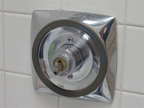 Try these 7 steps to save yourself some hassle by check out this simple tutorial explaining how to fix a broken bathtub faucet handle. bathroom - How can I easily fix or replace the broken knob ...