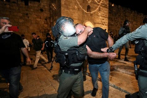 israeli police clash with palestinian protesters in jerusalem conflict news al jazeera