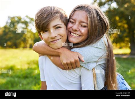 Une grande sœur hante avec joie et amour le petit frère en été dans le