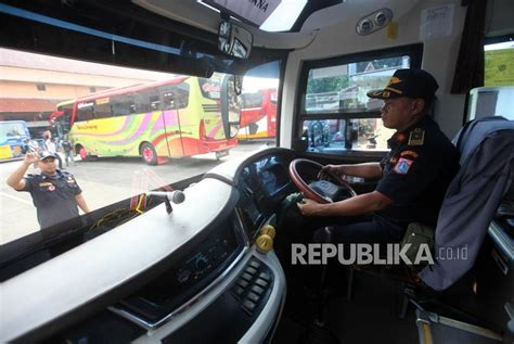 Jelang Arus Mudik 2018 Petugas Cek Kelaikan Bus Republika Online