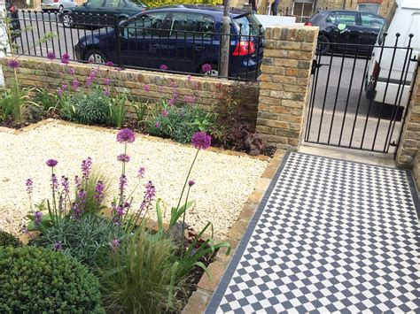 Small Front Garden Design In London With Victorian Tile Path Small Front Gardens Front Garden