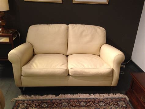 Il divano in pelle si può trovare in diversi modelli: FRAU DIVANO MODELLO GEORGE DUE POSTI META' PREZZO - Divani a prezzi scontati