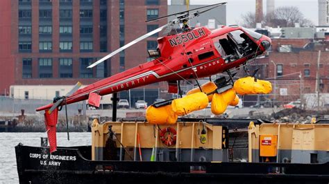 Helicopter Crash In New Yorks East River Kills All Passengers But Pilot Survives Cnn