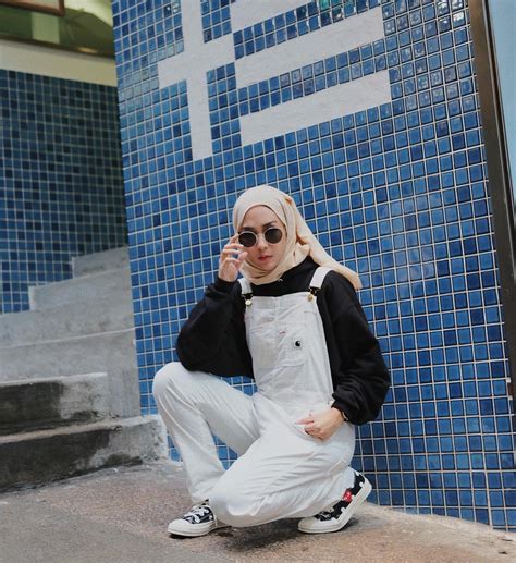 One of the most casual and practical notions of everyday wear in winter season would be none other than a hoodie. Ootd Hijab Dengan Hoodie