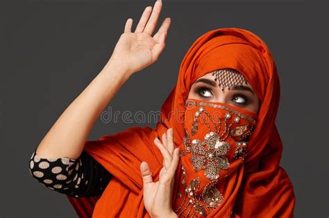 Härlig Flicka Med Arabisk Makeup Arkivfoto Bild av flicka nätt 75439816